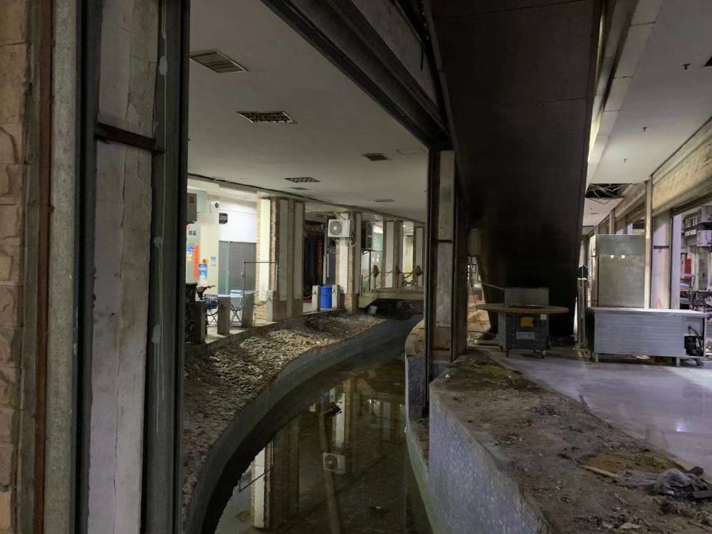 厦门寸土寸金却有座荒废的地下商场上面天堂下面却是座空城