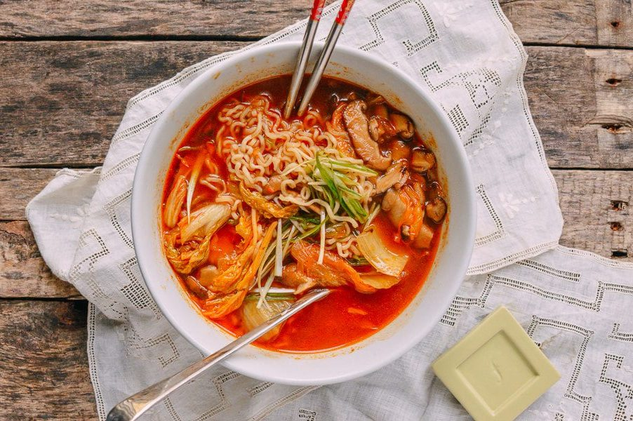 自制韩式泡菜拉面,泡菜也拉面的完美结合,酸辣的味道真好吃_腾讯新闻