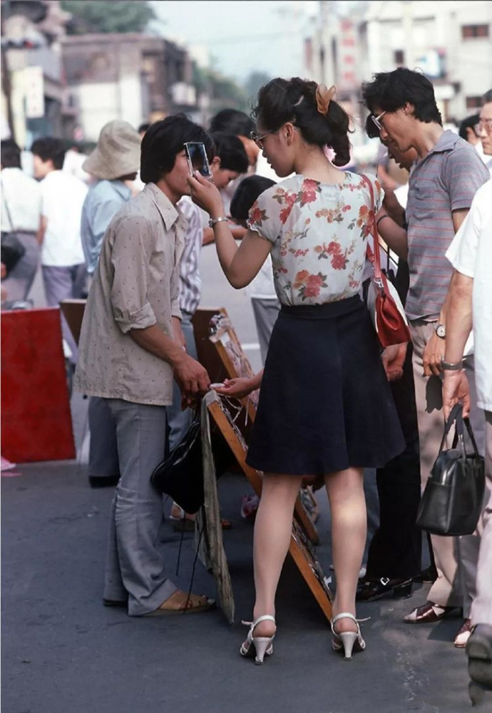 时尚是个轮回看看四十年前的街拍与现在重合了多少