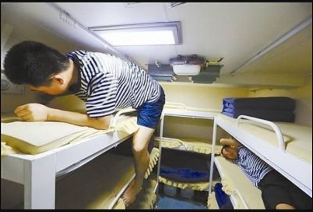 潜艇上的水兵们如何吃饭和睡觉太辛苦了50名艇员只有30张床