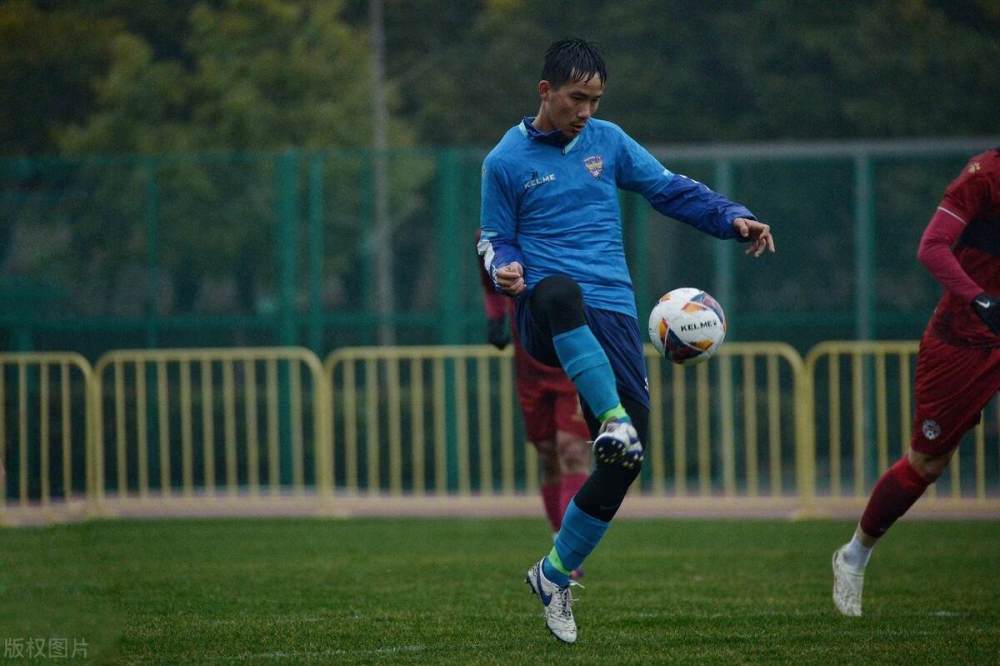 当时杜伊力排众议让沈龙元力压蒿俊闵,出任85国奥前场主力.