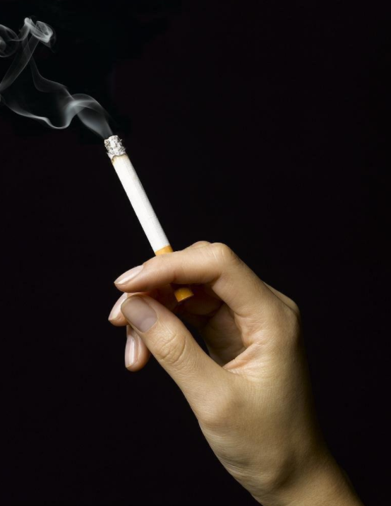 16岁边程街头抽烟被拍,发声道歉网友不买账,对任敏不尊重滤镜全碎