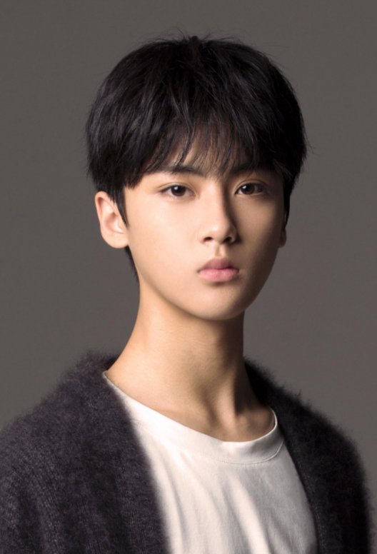 16岁边程街头抽烟被拍,发声道歉网友不买账,对任敏不尊重滤镜全碎