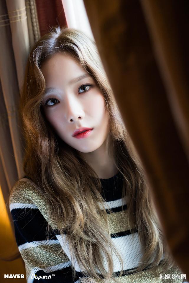 人间美杜莎少女时代金泰妍晒破格照烟熏妆深v连衣裙