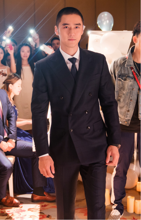 蒋劲夫的脸蛋看着挺清秀棱角分明更有一种邻家大哥感