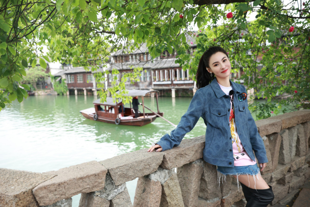 张柏芝罕见接俩儿子放学美如画同穿五分裤似姐弟大儿子个高像谢霆锋