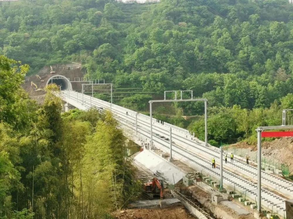 重要进展杭绍台铁路新昌段开始铺轨
