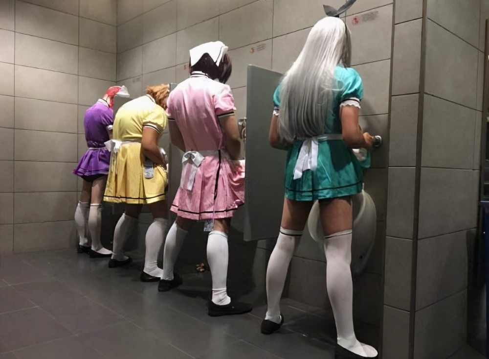 我都不会发现居然是汉子,不过这上厕所人之常情,人家女装大佬生理性别