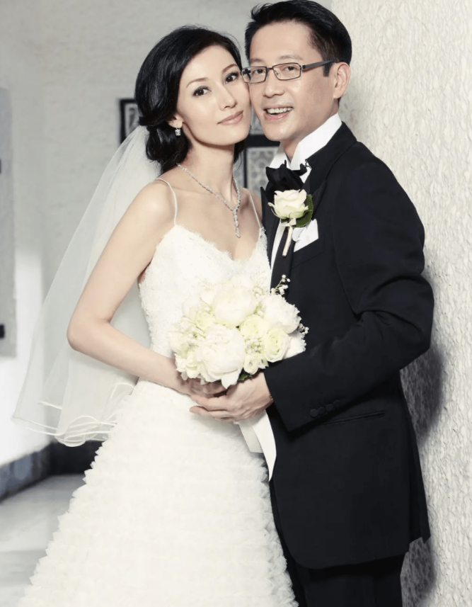 李嘉欣穿露脐装与老公同框!腰上挂三根铁链,混血儿眼睛大到抢镜