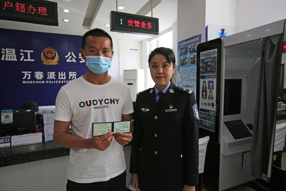 一站式服务 成都发出首张在派出所办理的驾照