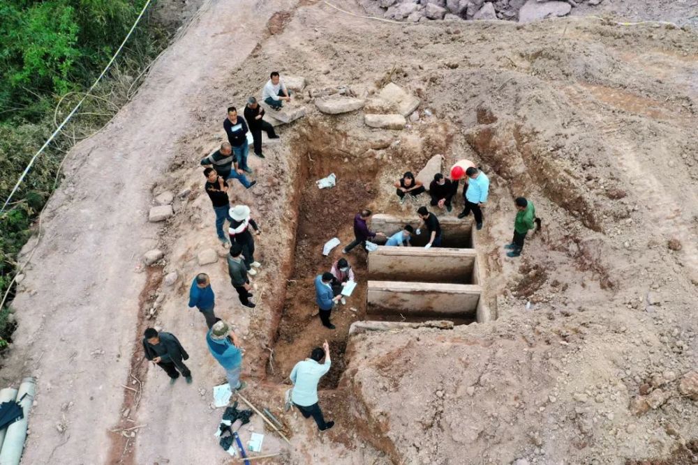 东阳发掘一个"明代三穴石板墓"_腾讯新闻