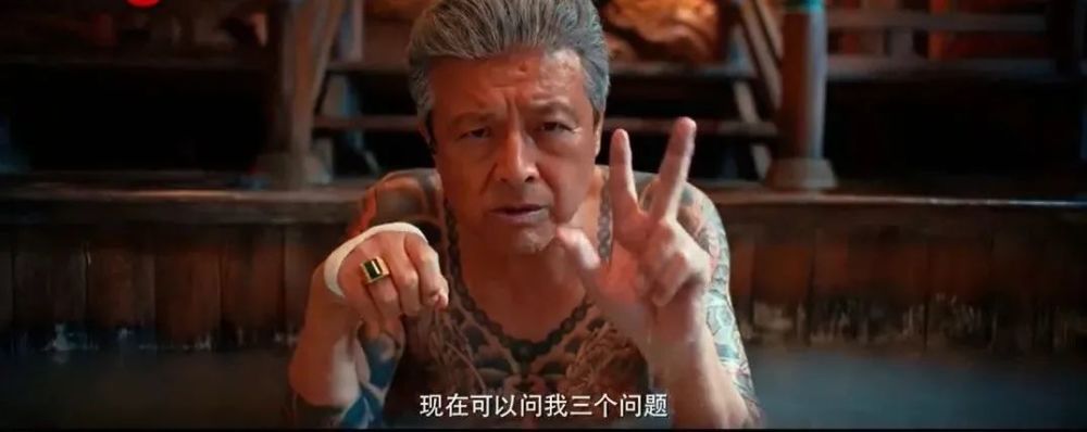 三浦友和饰演的渡边胜,是日本开拓团遗弃在东北的战争遗孤,被一户东北