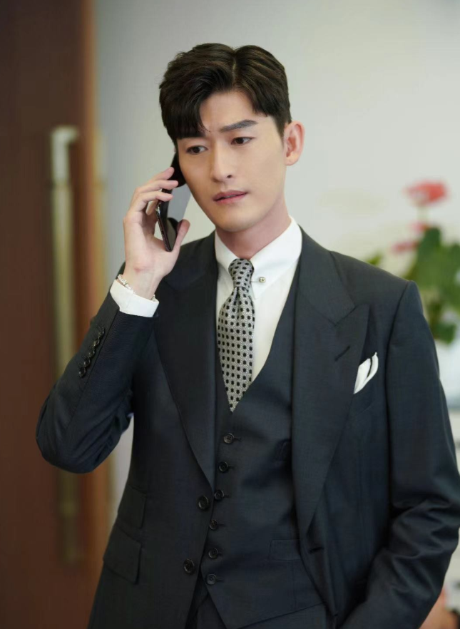 张翰一天工作23小时,靠《战狼2》转型后,他的努力让多少明星脸红