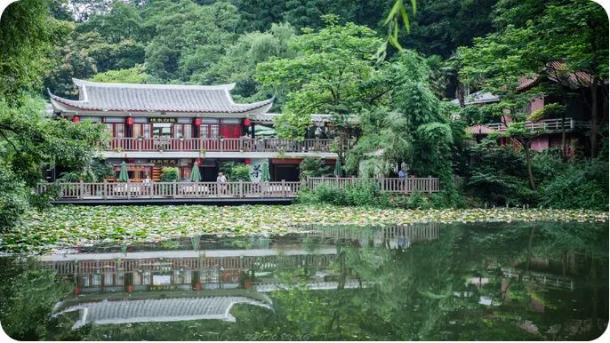 北距重庆市,南距贵阳市均为2小时车程,是火炉重庆的避暑山庄