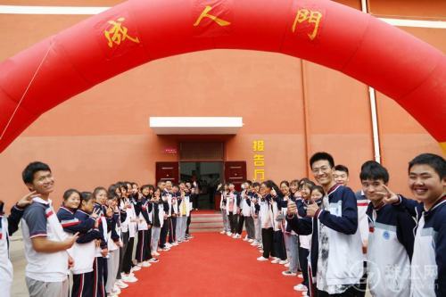 罗平县第三中学为1336名高三学子举行成人仪式