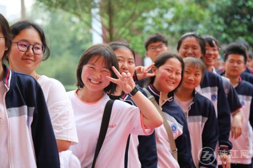 罗平县第三中学为1336名高三学子举行成人仪式_腾讯新闻