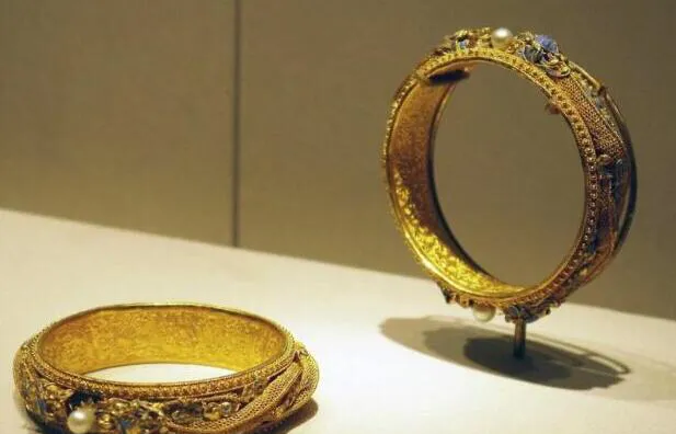 民工挖到一唐代金手镯,估值三亿主动上交,却被专家私自送女友