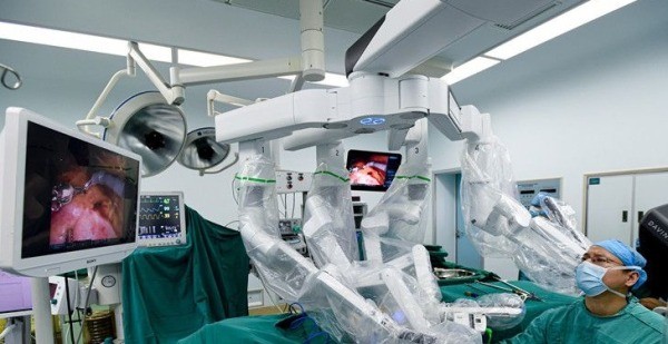 机器人达芬奇上岗做手术这个科技好洋气