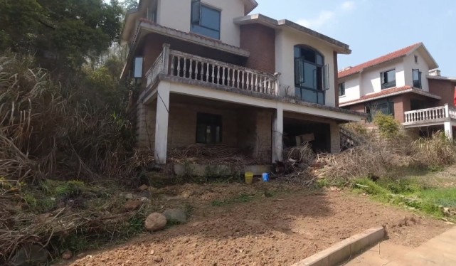 江西南昌梅岭的烂尾楼别墅群,废弃多年杂草丛生,有人敢住吗