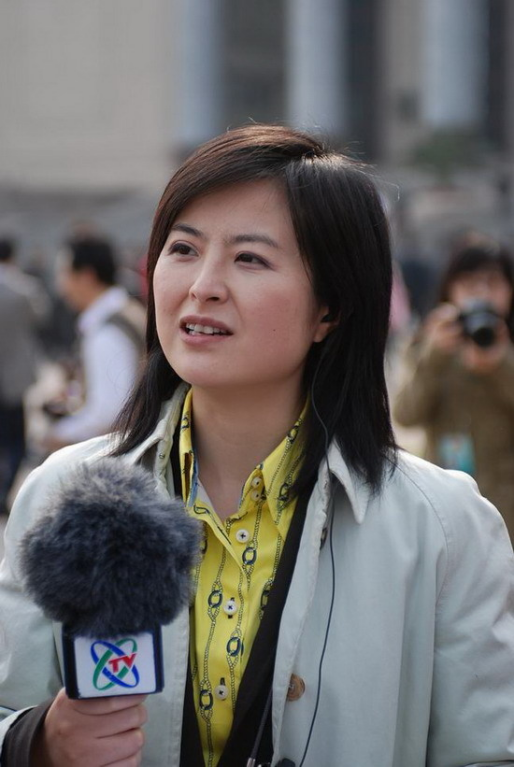 主持东方时空之后,张泉灵就在央视站稳了脚跟,知名度也是一路上升