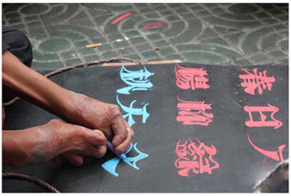 从乞丐到富翁的崔显仁:苦练10年粉笔字,字体被收购,实现逆袭