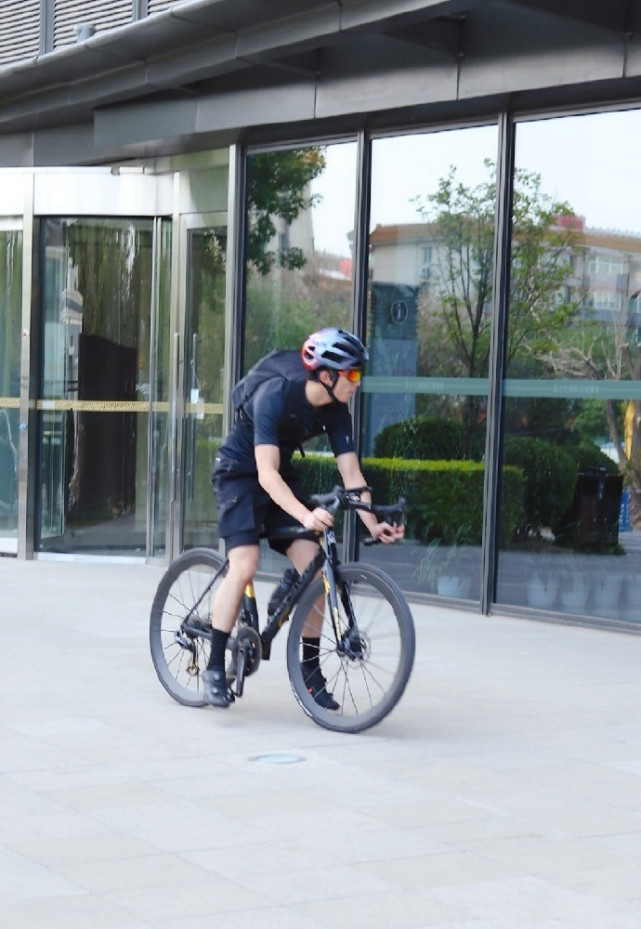 吴磊骑自行车参加五四晚会录制风一般的骑行爱好者被称为最接地气的