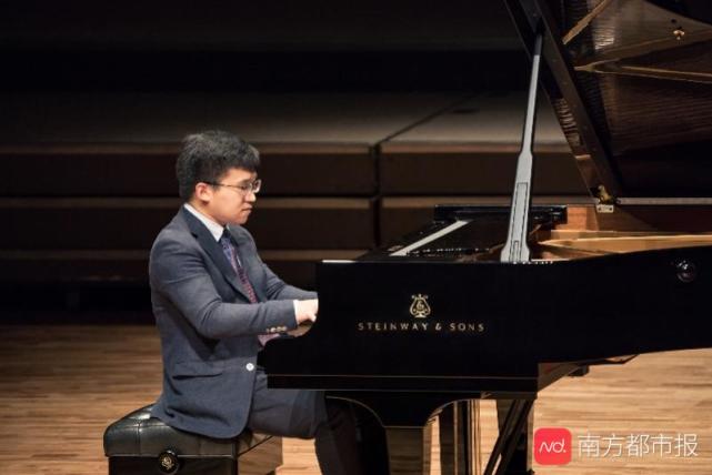 茱莉亚音乐学院钢琴硕士,钢琴家王天阳音乐会上,钢琴家王天阳和主持人