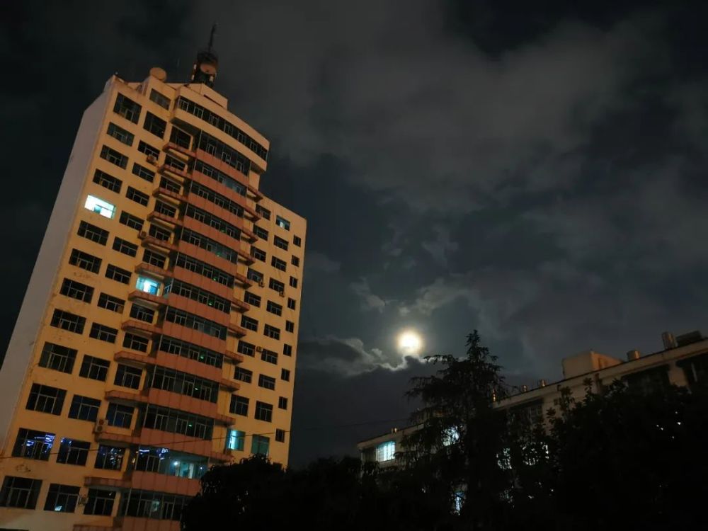 就在今晚2021年首次超级月亮来了