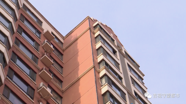 长春中海水岸馨都小区楼体外墙安装led灯带业主不知情质疑不合理