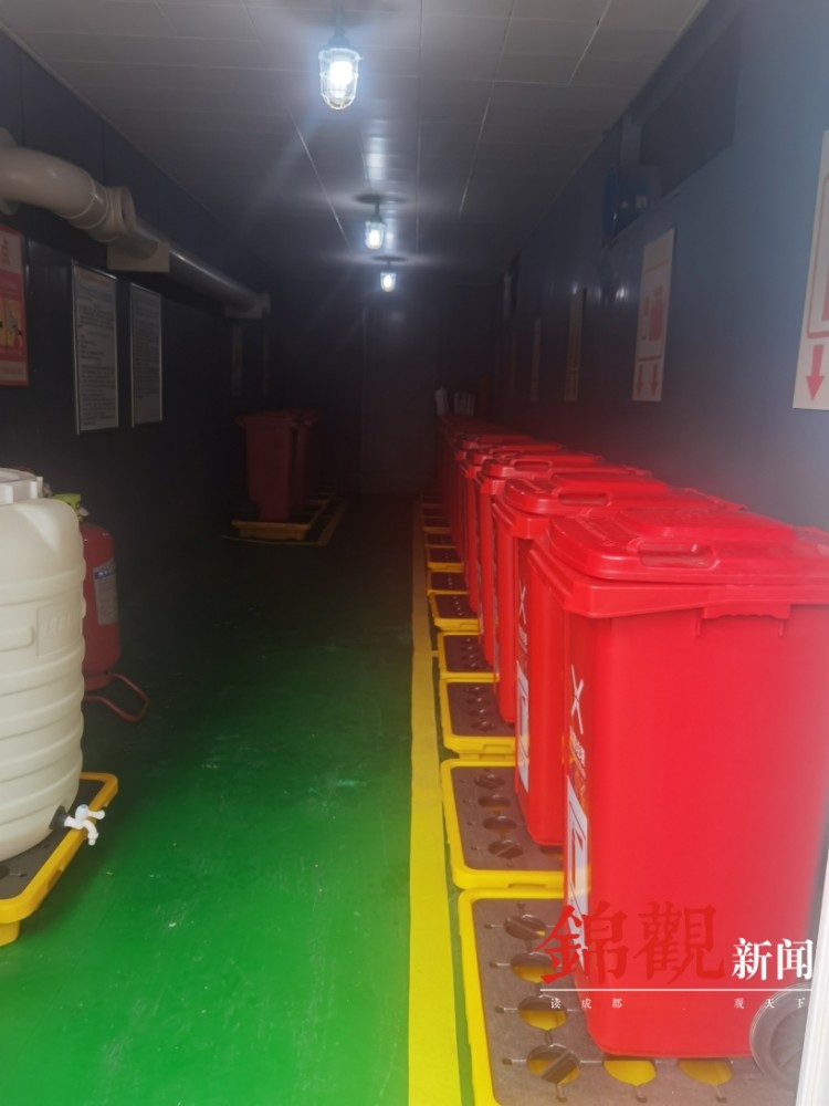 "暂存间分隔为了8个区域,保证不同物理状态危险废物分区暂存,各区域互