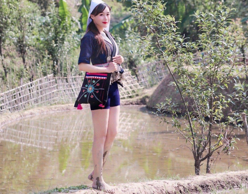 环球旅行家探访云南红河奕车人穿万元服饰插秧以大腿粗壮为美