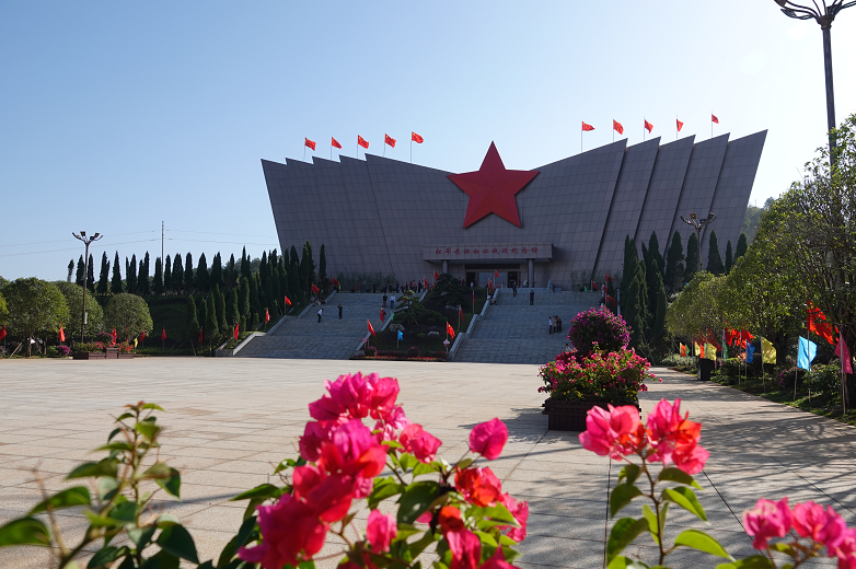 全州县红军长征湘江战役纪念园内设有停车位230个,职业学校对面有停车