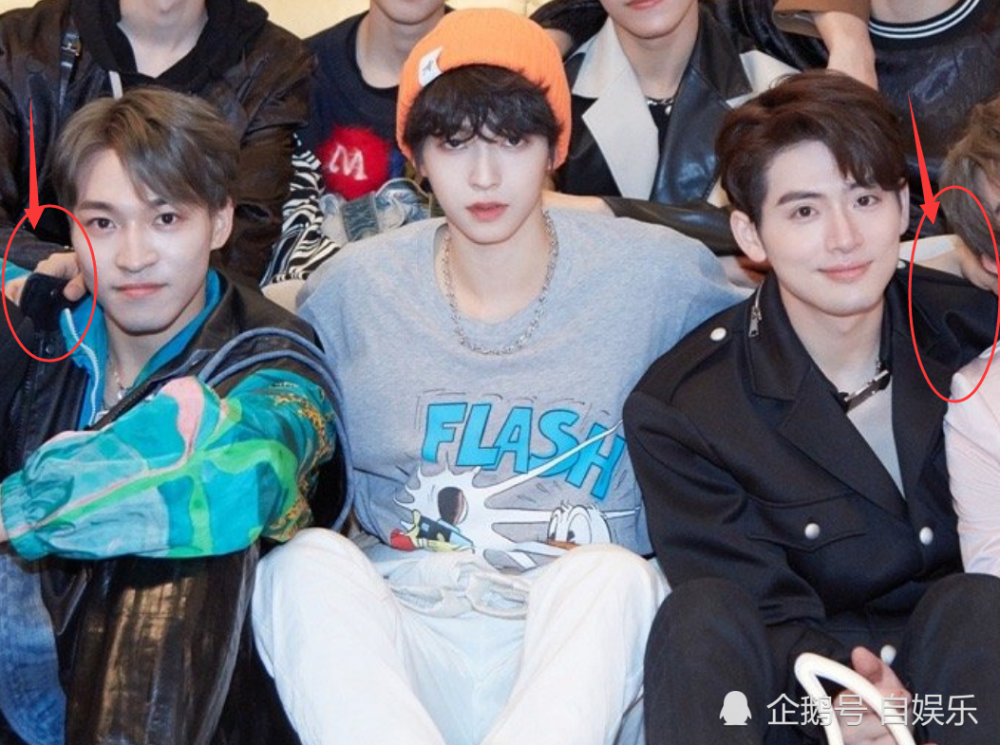 into1首张宿舍合照来了,周柯宇表情不佳,刘宇为显高太拼了