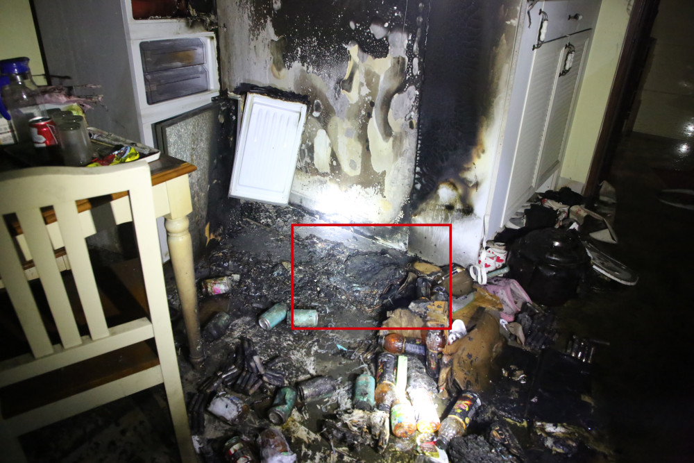 客厅里充完电的电动车电池突然起火爆炸夫妻俩逃往窗外求救