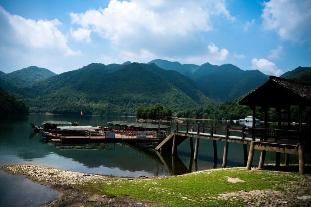 周邊有黃公望國家森林公園相拱衛,隱居地有