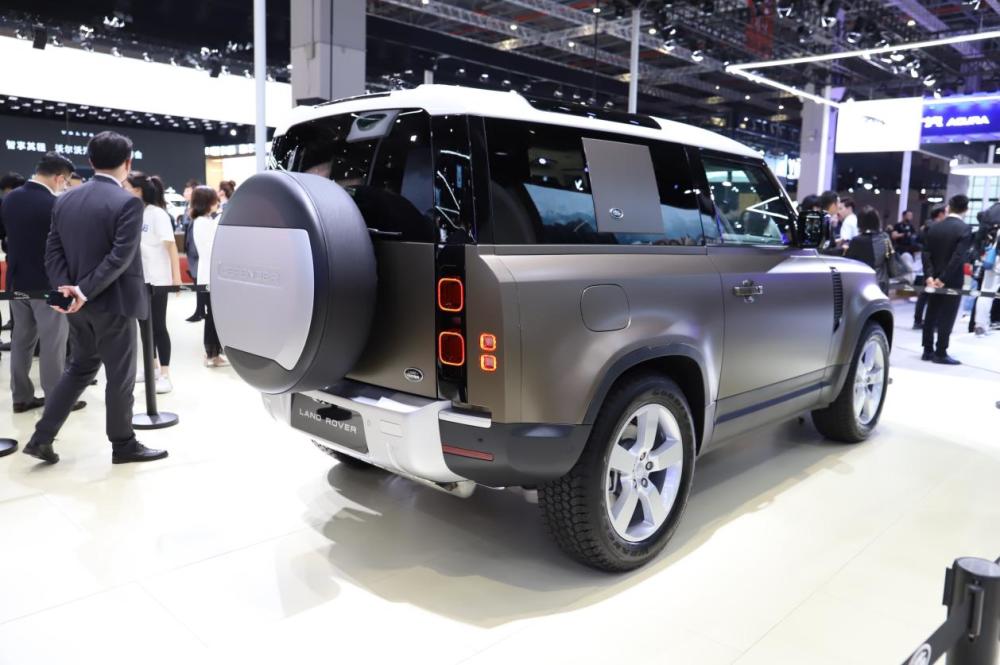 上海车展纯粹的越野大玩具实拍短轴版路虎卫士90