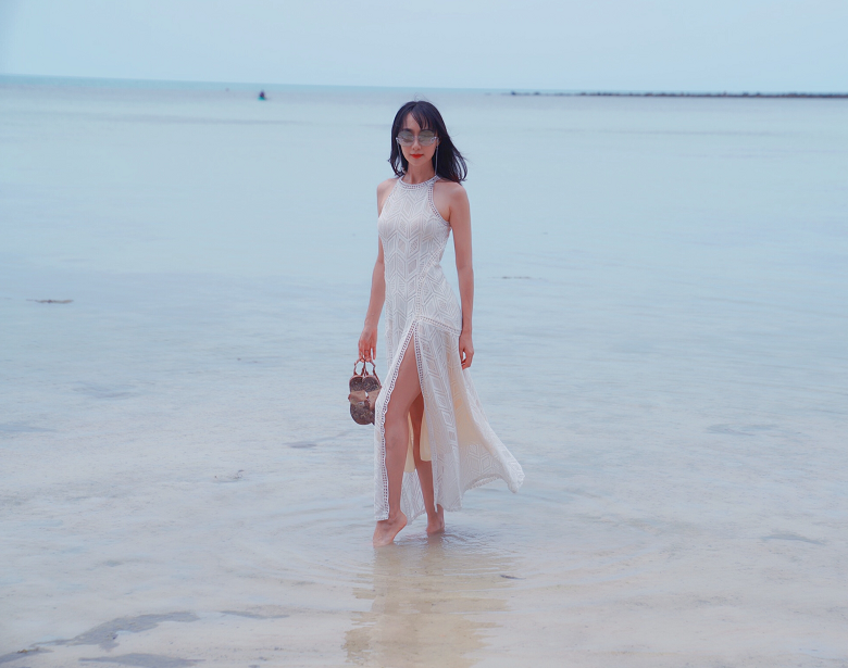 翟煦飞的身材太撩人了,穿迷你银裙炫美腿,难怪老公雷佳音心无旁骛