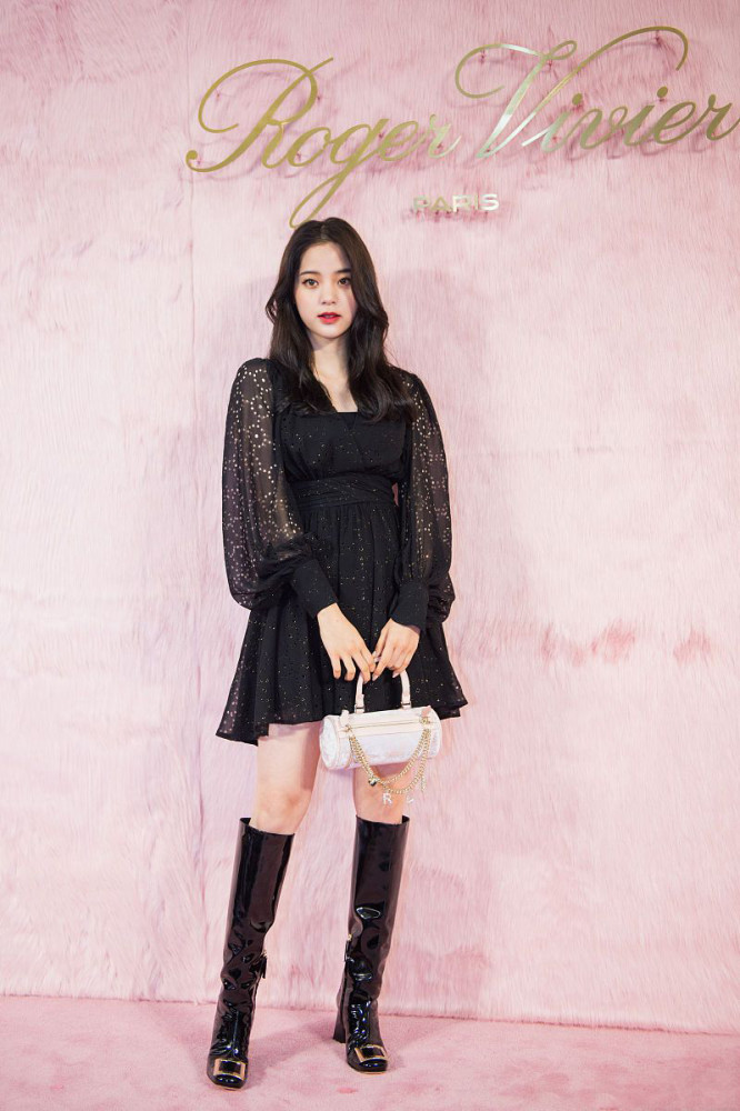 欧阳娜娜穿成夏天的样子真美紧身衣配包臀裙尽显曼妙身材