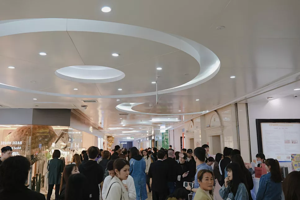 意外的是这次内部动线提质的服饰版块,万家丽以不受束缚的设计,灯光