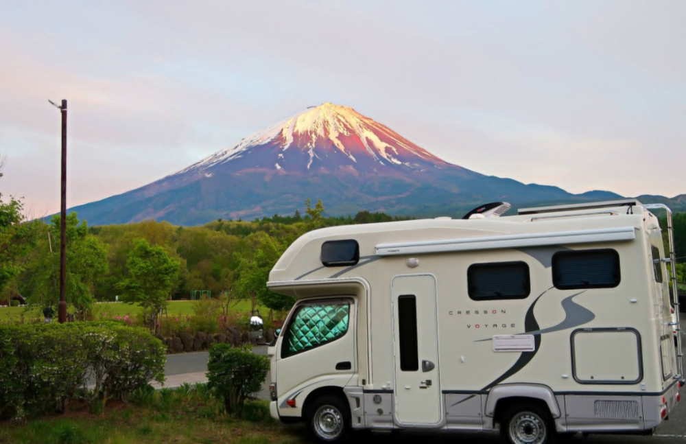 80后小伙娶62岁姑娘为妻,相恋7年后一起辞职,开房车环游世界,太让人