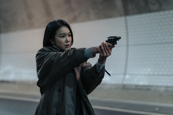 《黑洞》由导演金奉柱执导,透过制作电影的方式,融合电视剧高密度剧情