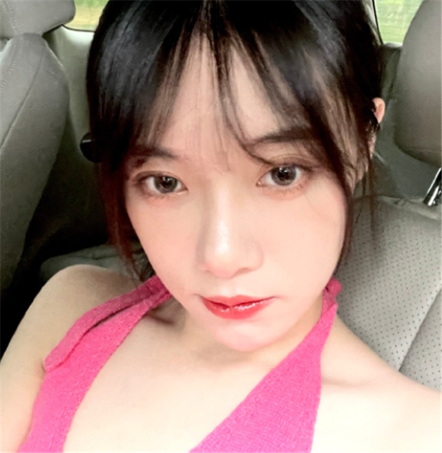 小钰rookie旅行归来,晒照时粉丝却直呼心疼,眼底青黑神色憔悴_腾讯