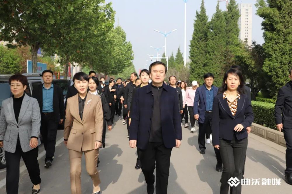 在"万步有约"健步走活动上,秦康杰,于彩霞,秦臣