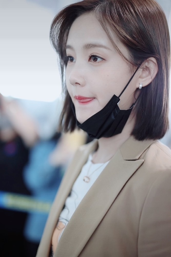 李一桐焦糖拿铁look暖意十足摘口罩露白嫩皮肤质感绝了