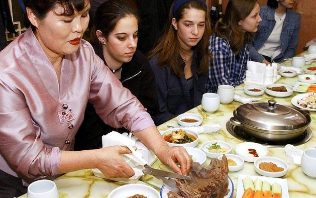 英国人到中国旅游品尝到中餐时差点哭了感叹这也太好吃了