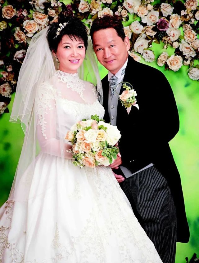 还在结婚20周年之际,补办了当年没有举行的仪式和宣誓:有太多共患难的