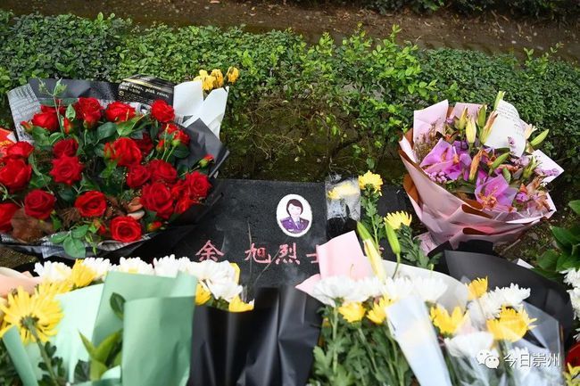 "金孔雀"余旭的墓前在崇州市烈士陵园里