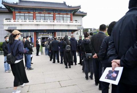 送别舒乙旧友噙泪新知含悲