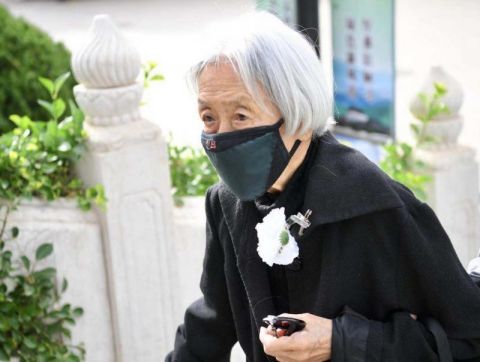 送别舒乙旧友噙泪新知含悲