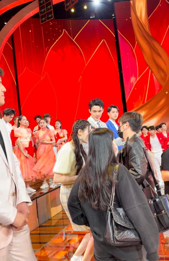 歌隼cp合体央视五四晚会迪丽热巴登台一刹那吴磊眼神有些反常